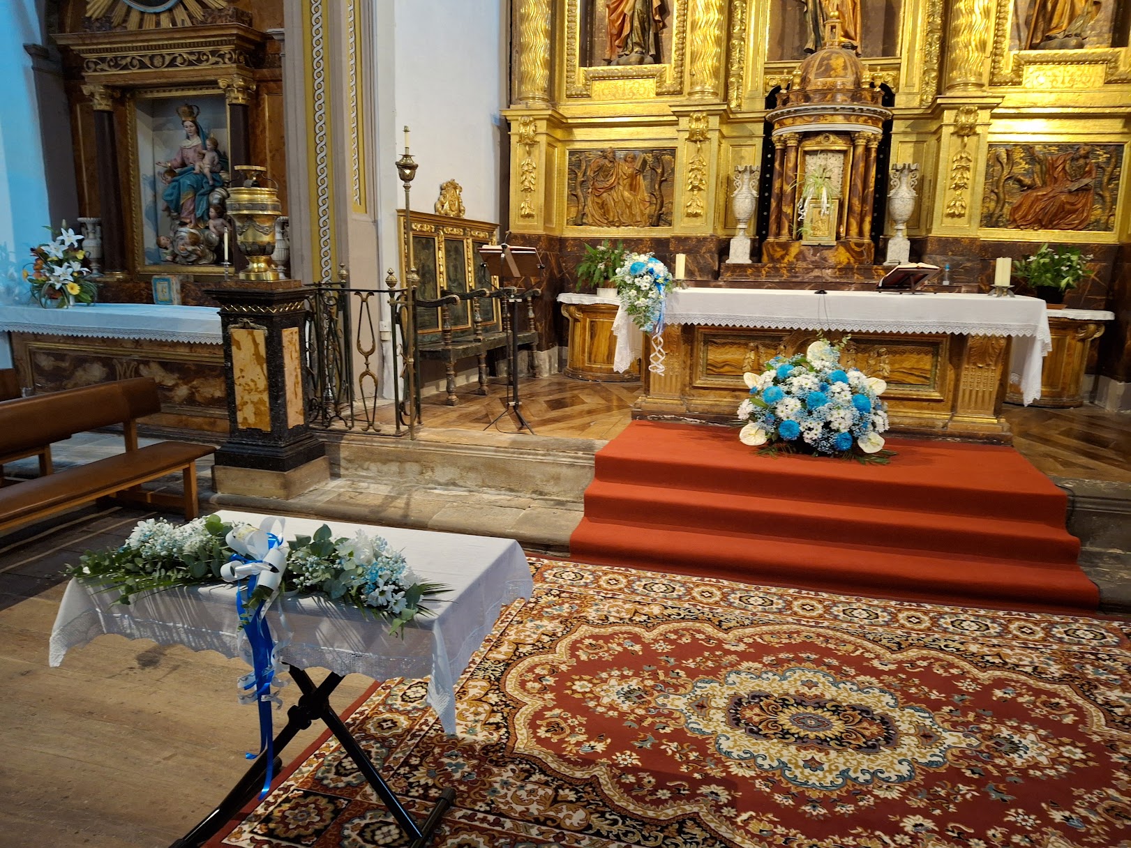 Decoración con plantas verdes y flores